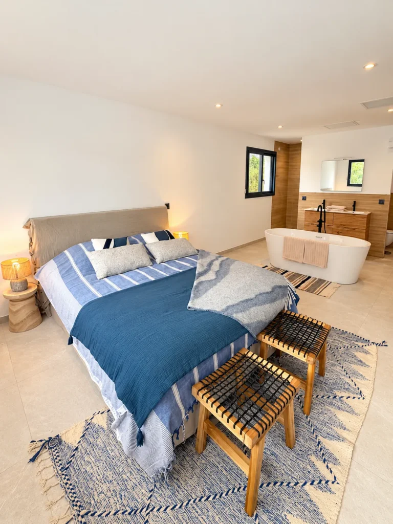 Chambre avec lit double et baignoire îlot – L’Annexe du Domaine de la Subérine
