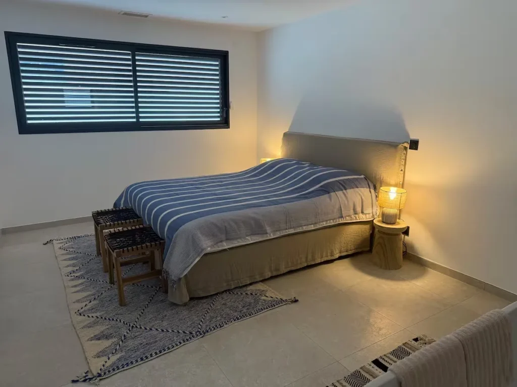 Lit double de la chambre, vue latérale – L’Annexe du Domaine de la Subérine