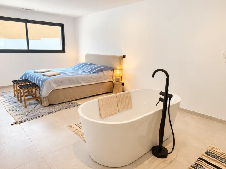 Chambre lumineuse avec baignoire au pied du lit – L’Annexe du Domaine de la Subérine