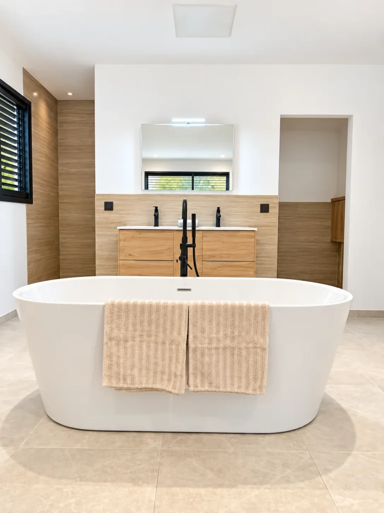 Salle de bain avec baignoire îlot et double vasque – L’Annexe du Domaine de la Subérine