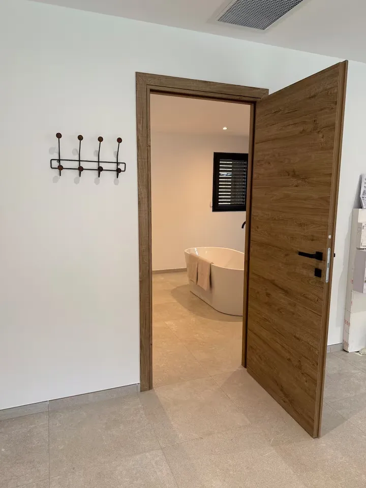 Porte d’accès à la chambre et à l’espace bain – L’Annexe du Domaine de la Subérine