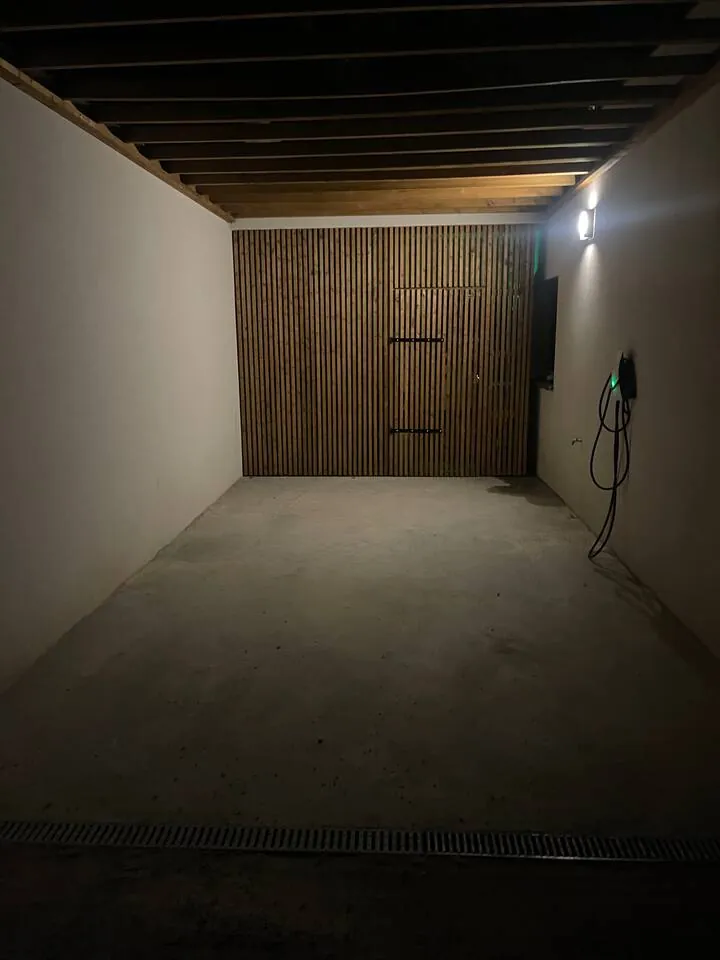 Parking couvert privatif équipé d’une borne de recharge – L’Annexe du Domaine de la Subérine