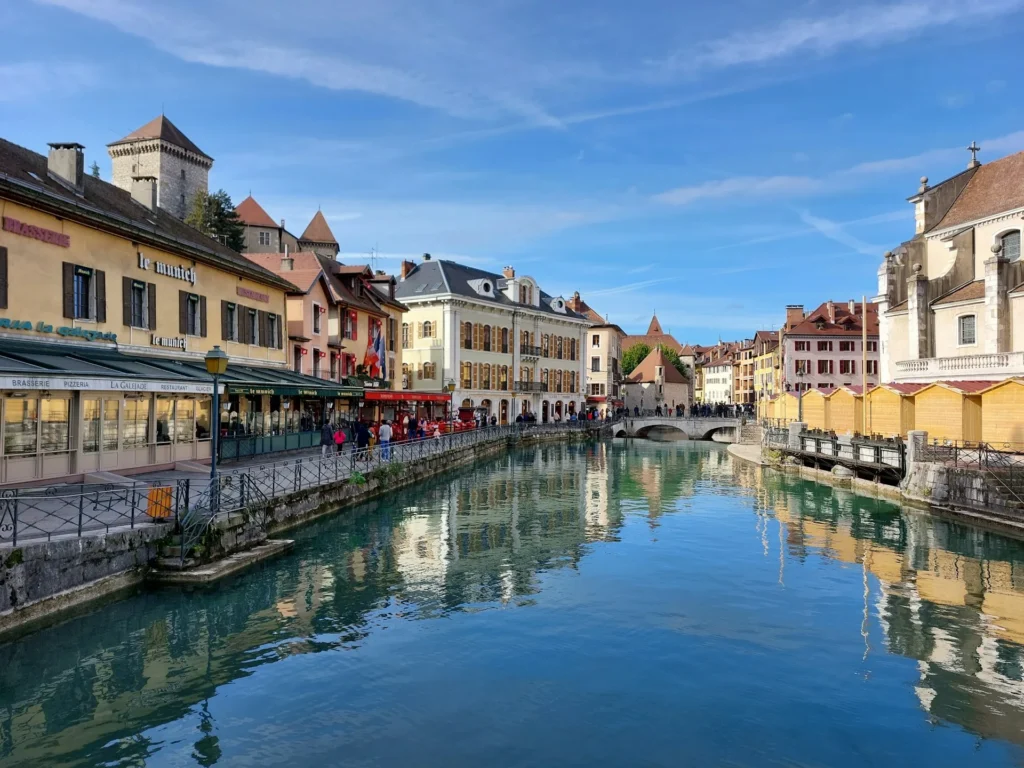 Les canaux du Thiou et le château d’Annecy
