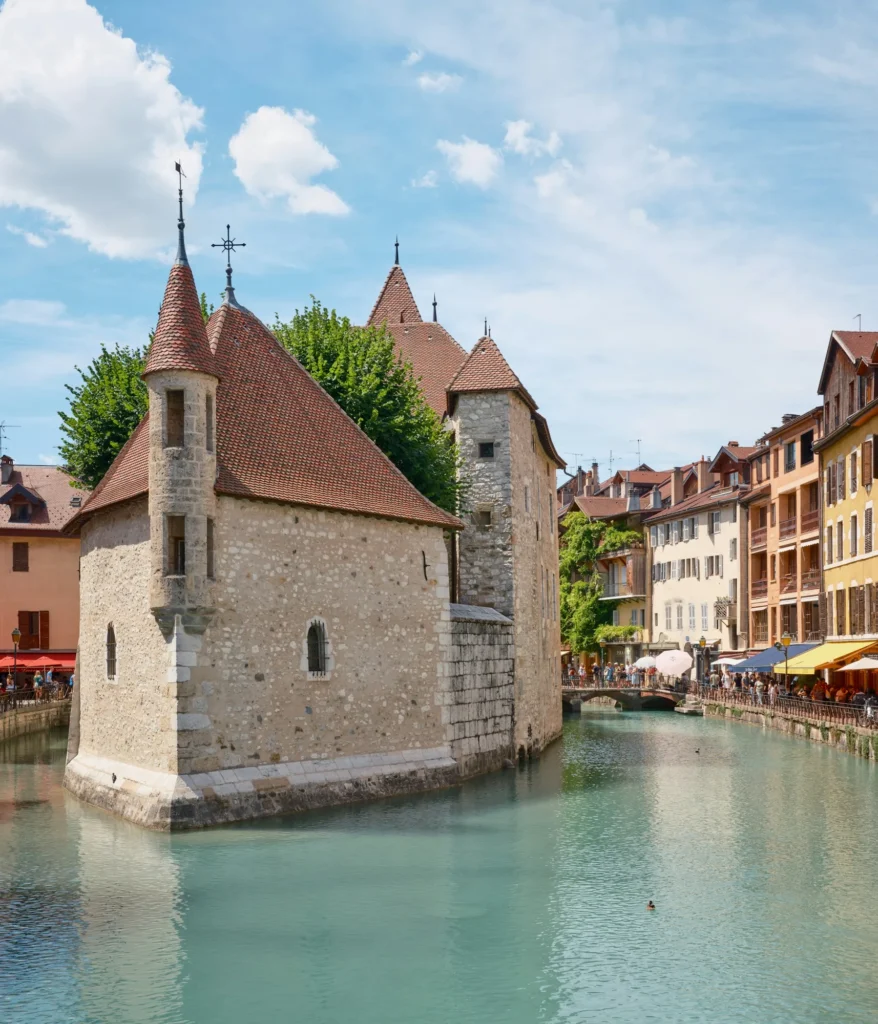Le Palais de l’Île, au milieu du Thiou, dans la vieille ville d’Annecy