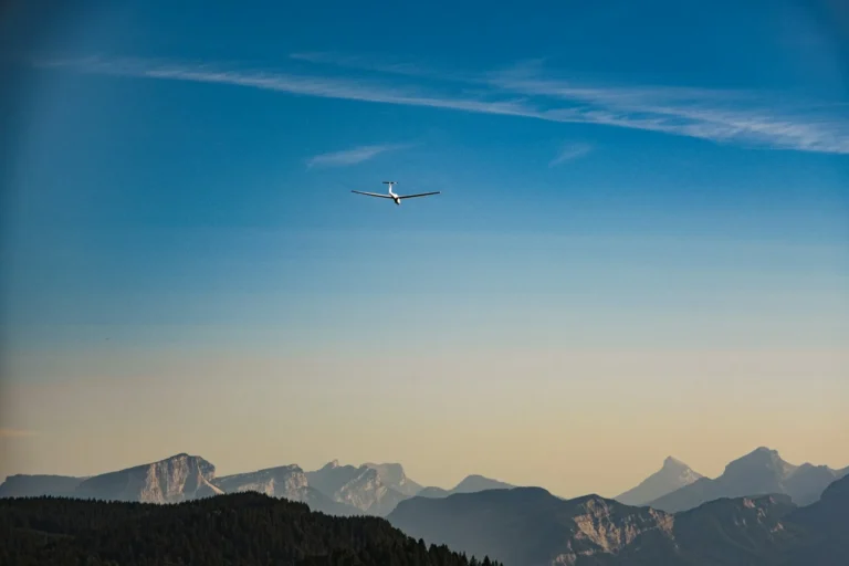 Un planeur dans le ciel, au-dessus des montagnes