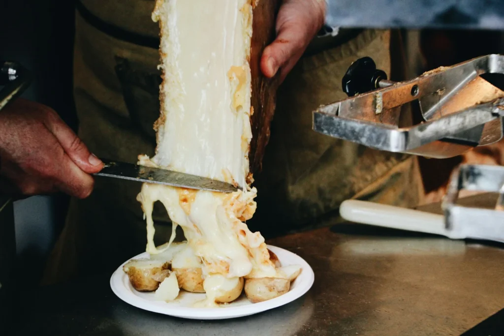 Raclette savoyarde servie sur des pommes de terre