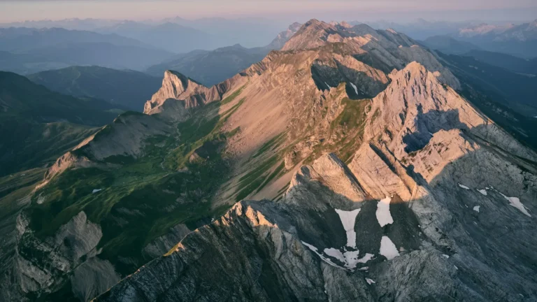 Sommets des Alpes de Haute-Savoie au lever du jour