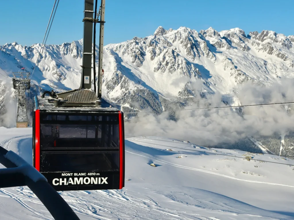 Télécabine de Chamonix face aux sommets enneigés du massif du Mont-Blanc