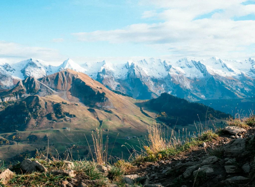 Alpages et sommets enneigés vus depuis les hauteurs du Chinaillon