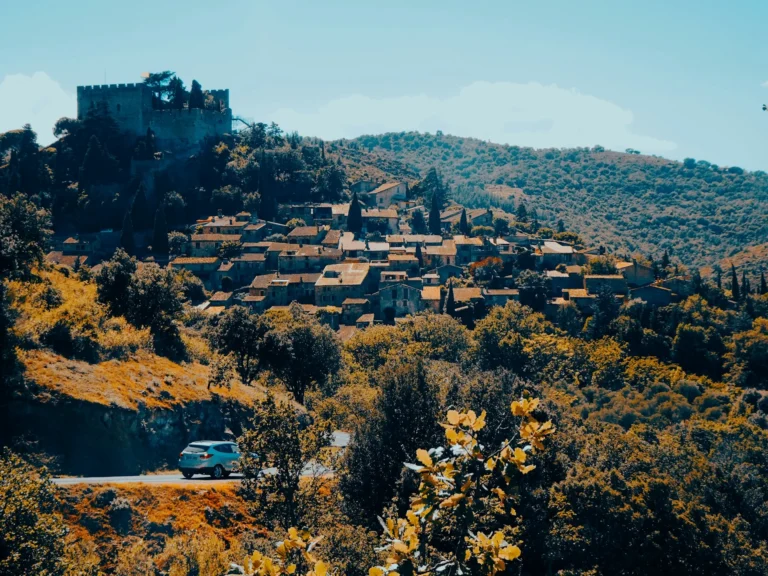 Le village perché de Castelnou et son château, dans les Aspres