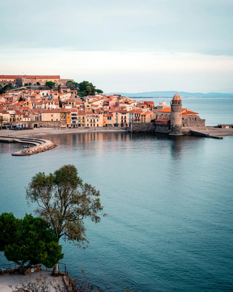 Collioure, le clocher de Notre-Dame-des-Anges et le château royal au bord de la baie