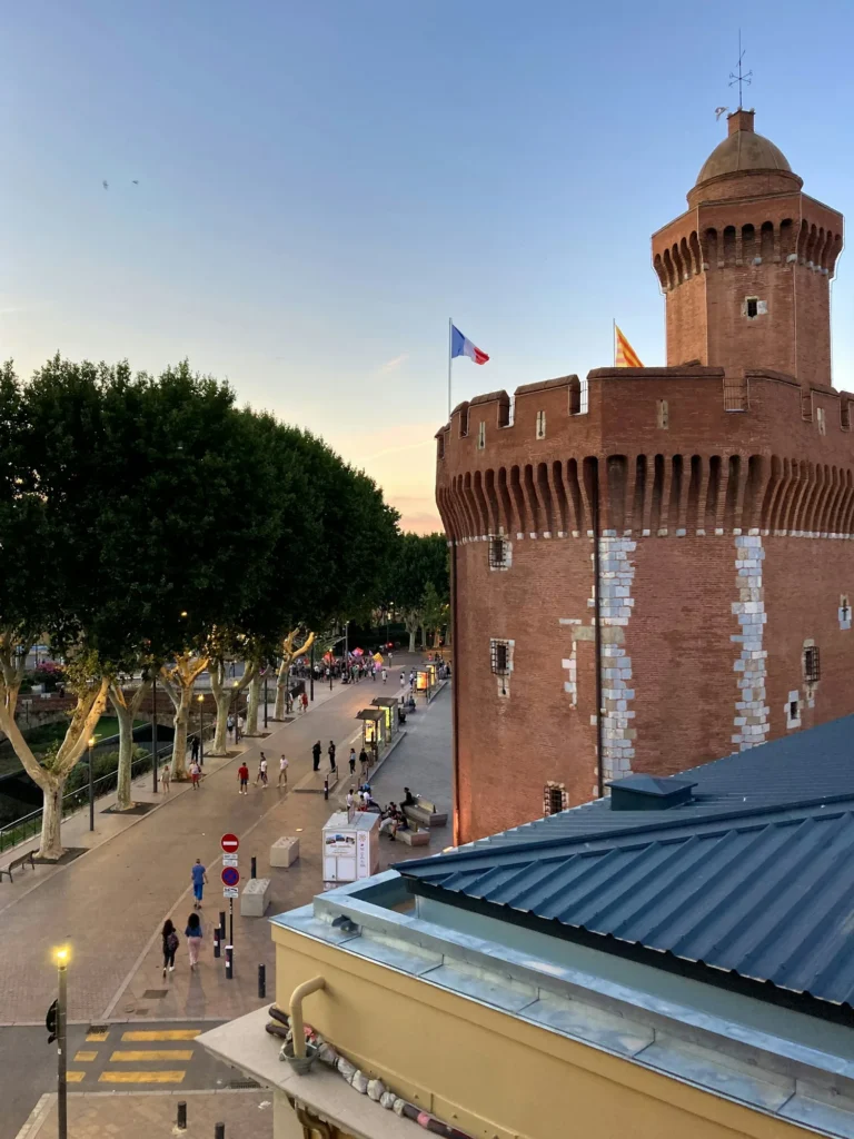 Le Castillet, porte fortifiée en brique de Perpignan, au coucher du soleil